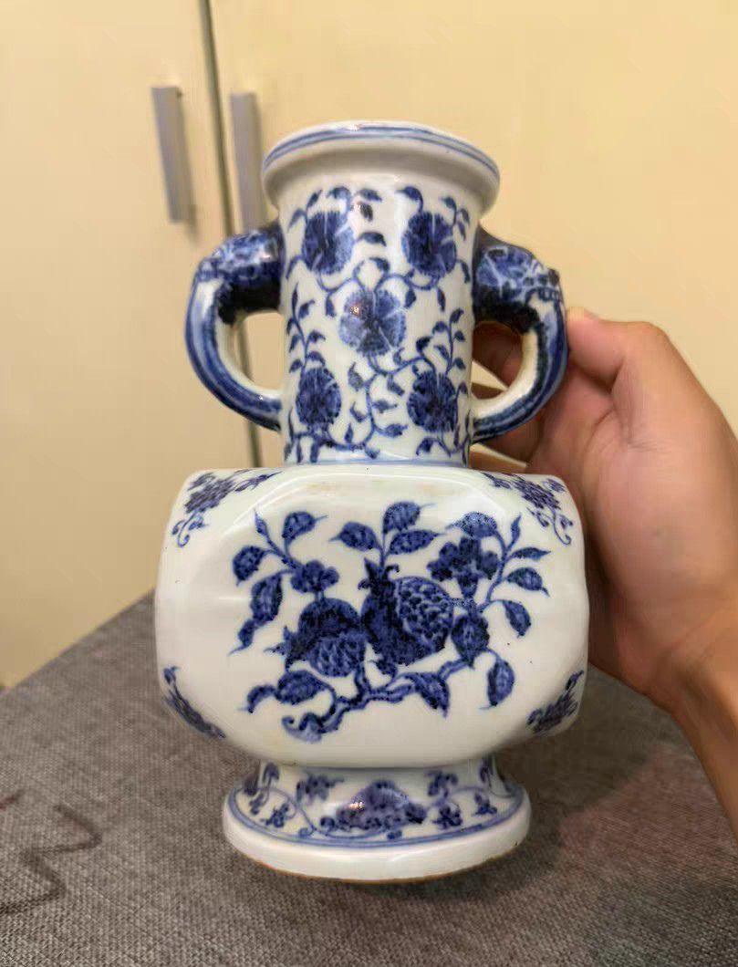 青花象耳折方瓶