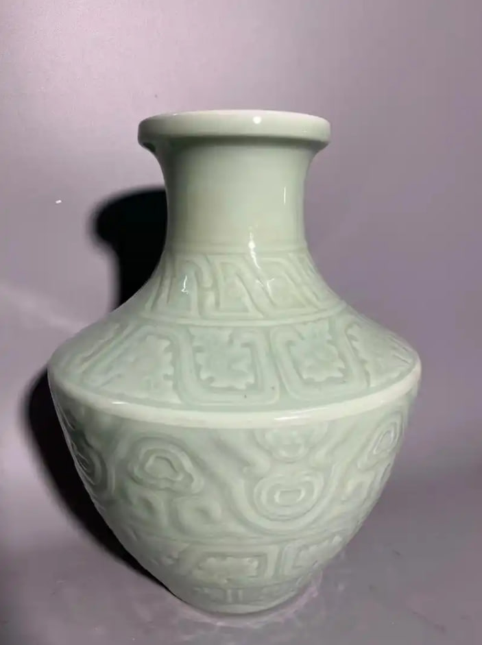 粉青釉刻花尊瓶