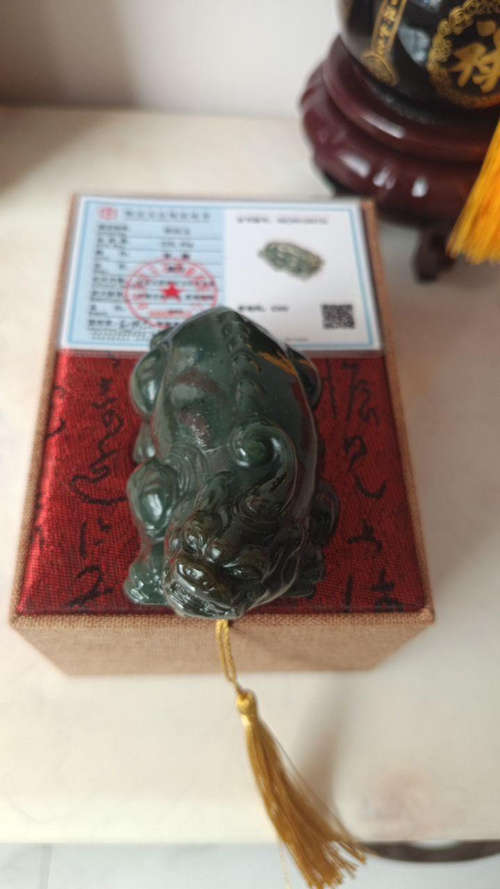《和田玉青玉辟邪貔貅摆件配珠宝玉石》
