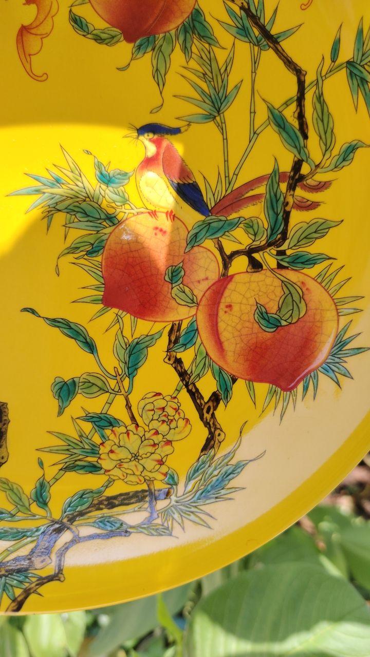黄地粉彩花鸟寿桃纹圆盘