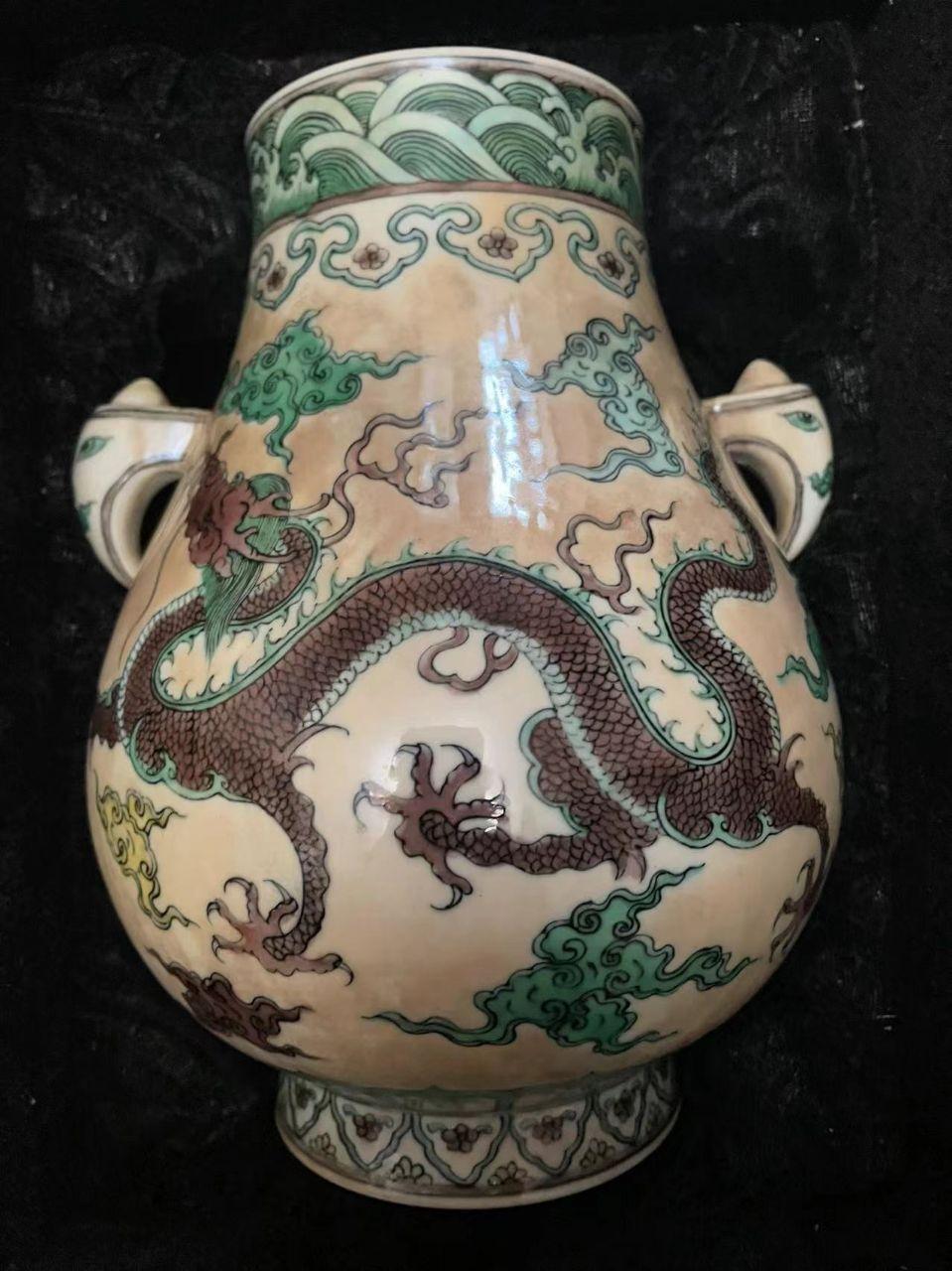 清代雍正素三彩龙纹象耳牛头尊