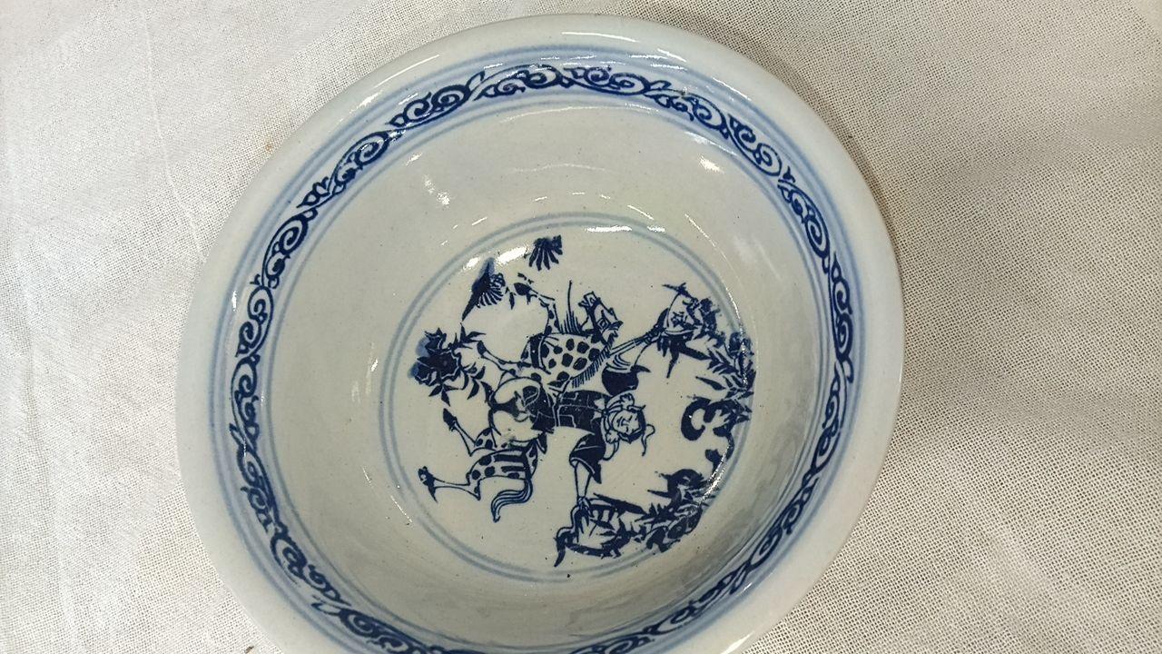 青花人物纹瓷碗