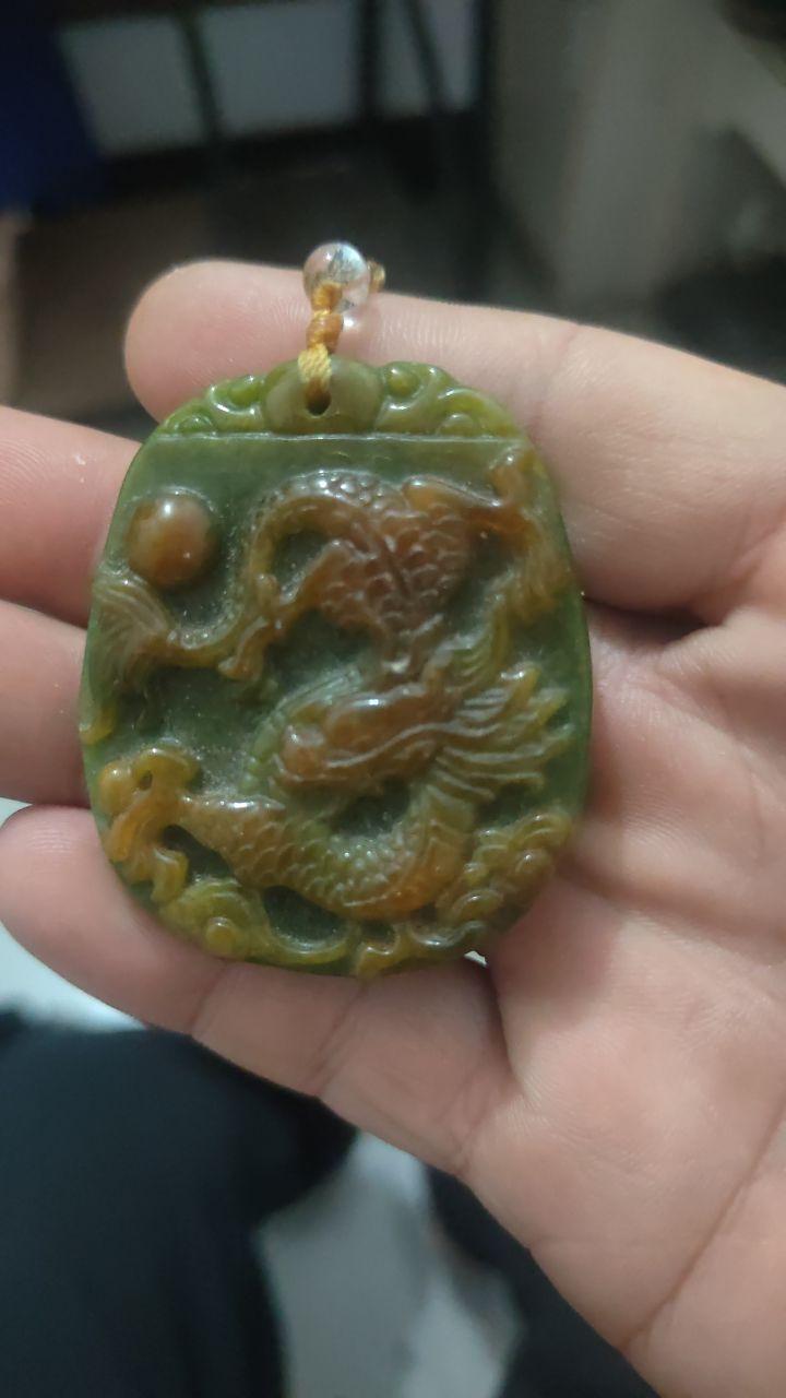 俏色雕龙纹玉牌吊坠