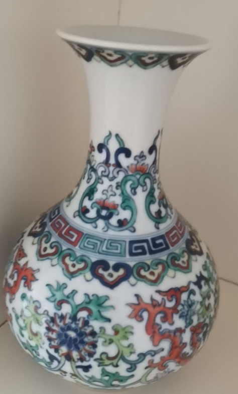 五彩缠枝莲寿字蒜头瓶