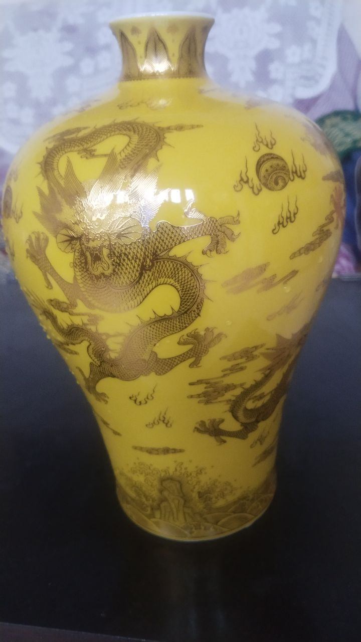 黄地描金五龙纹梅瓶