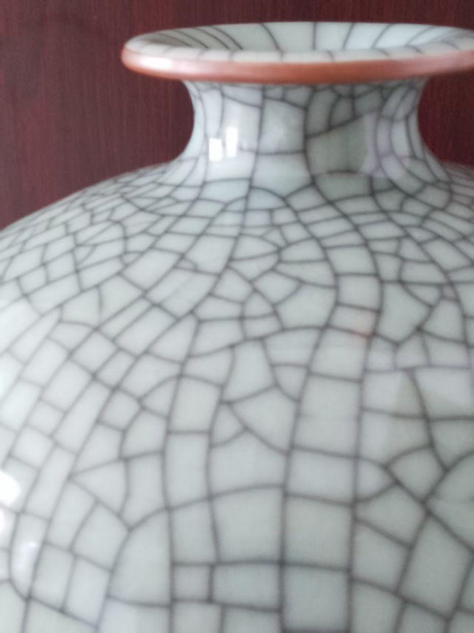 哥窑釉梅瓶
