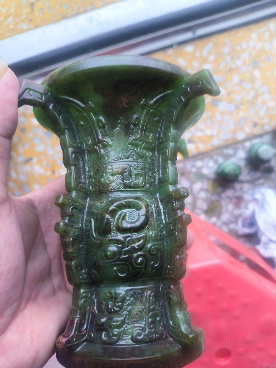 碧玉高浮雕兽面纹出戟尊