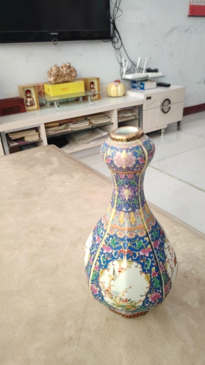 珐琅彩六方蒜头瓶