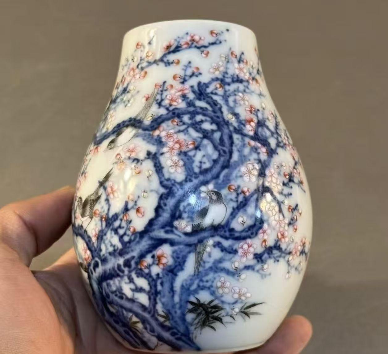 青花釉里彩花鸟纹瓷瓶