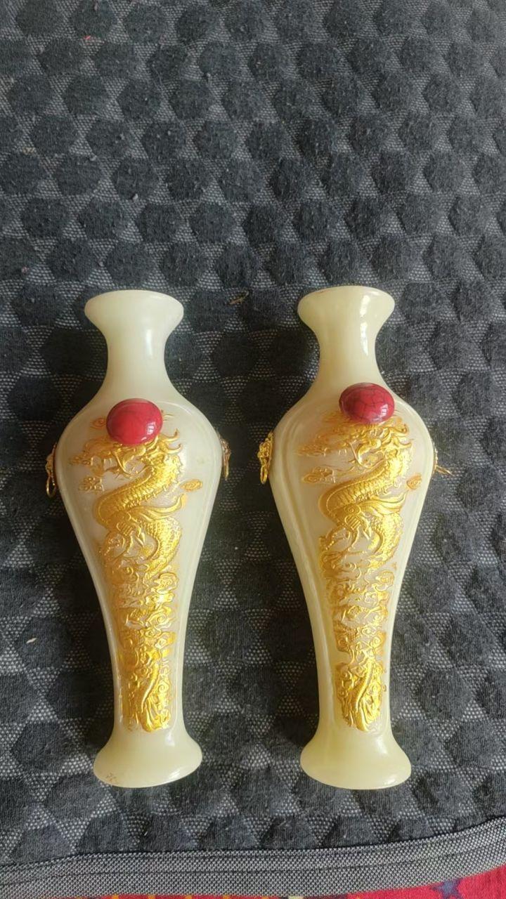 双龙戏珠纹双耳瓶