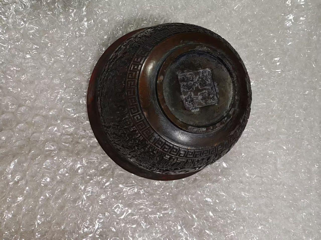 大清乾隆年制款铜胎錾刻龙纹钵式香炉珍品。