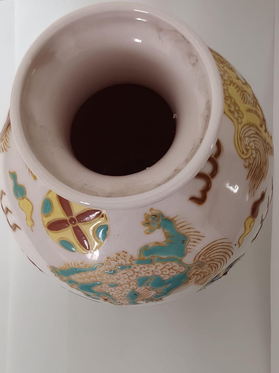 大明成化年制五彩狮滚绣球纹赏瓶