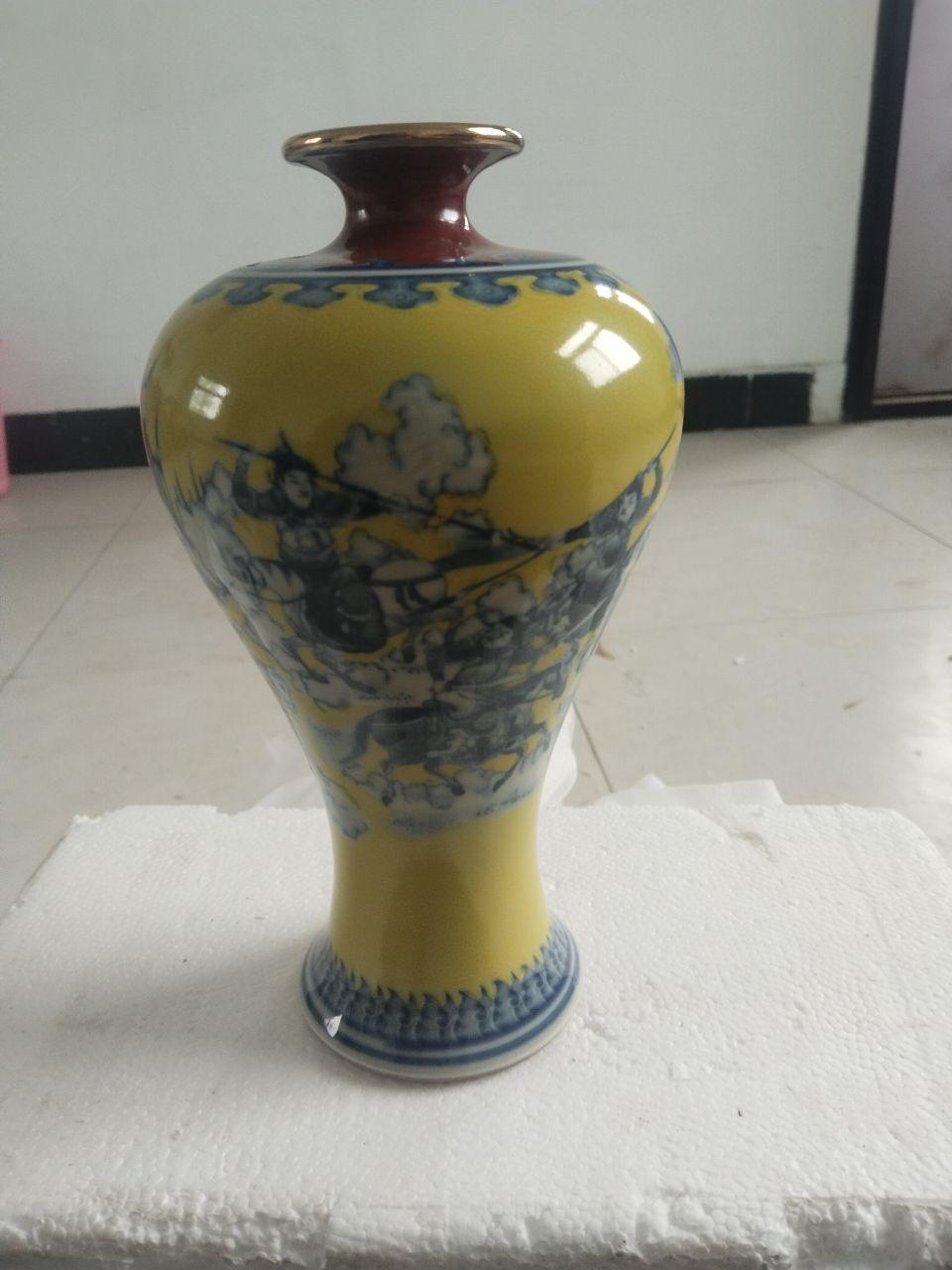 黄釉青花人物纹梅瓶
