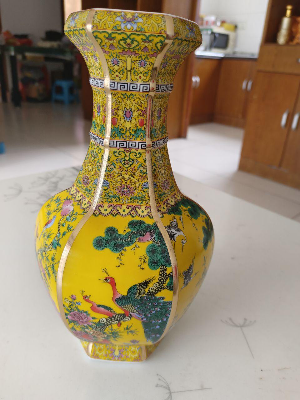 黄地描金粉彩花鸟六方瓶