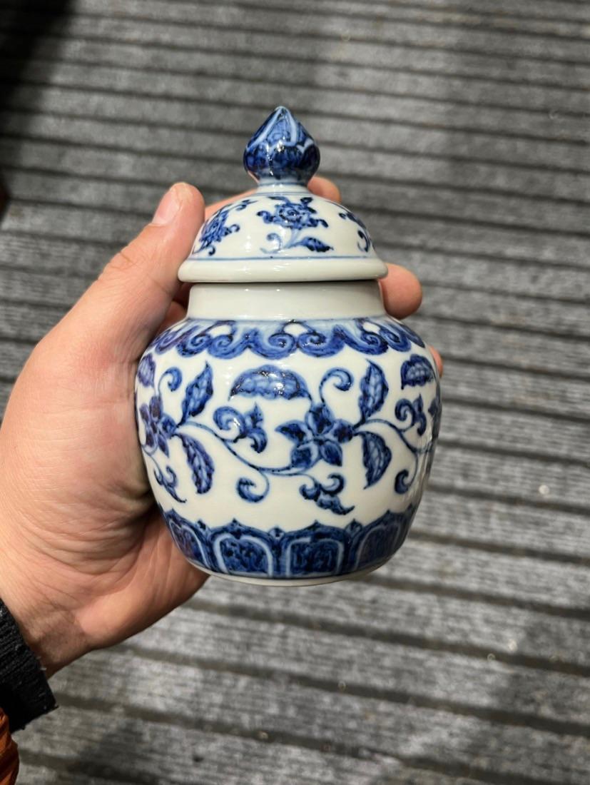 青花缠枝花卉纹盖罐