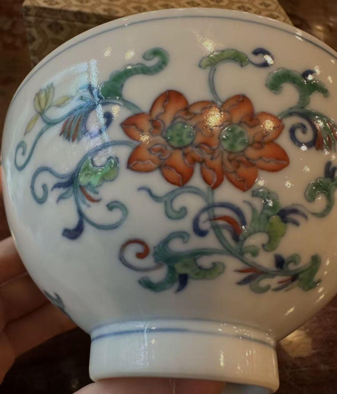 缠枝莲纹卧足碗