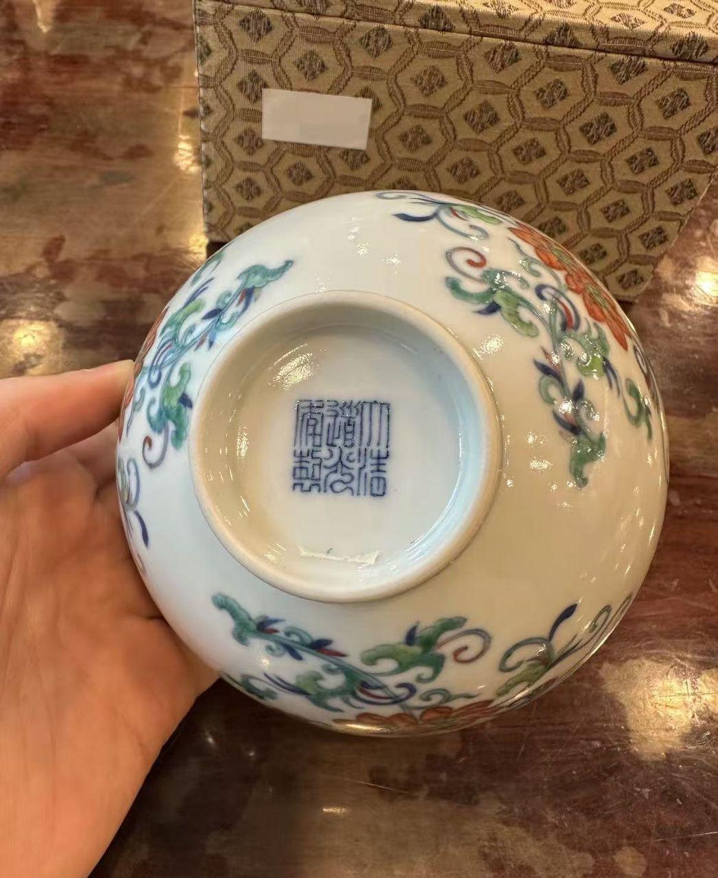 缠枝莲纹卧足碗