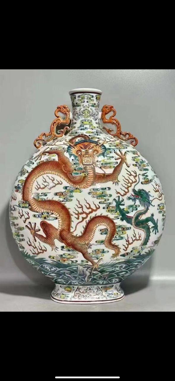 乾隆斗彩苍龙教子图抱月瓶