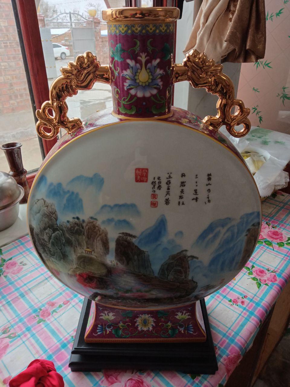 螭龙耳抱月瓶