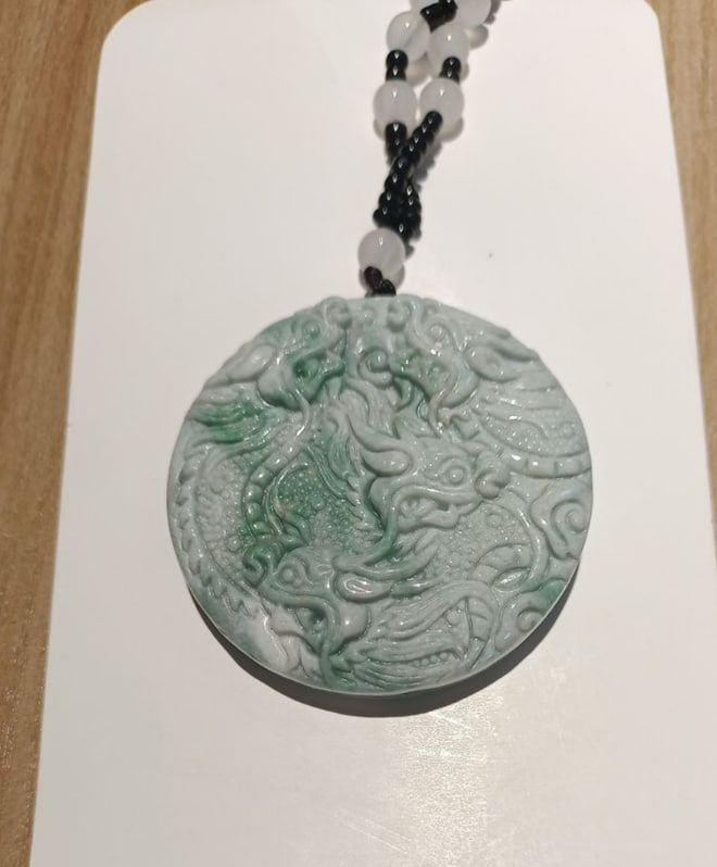 翡翠九龙护主吊坠