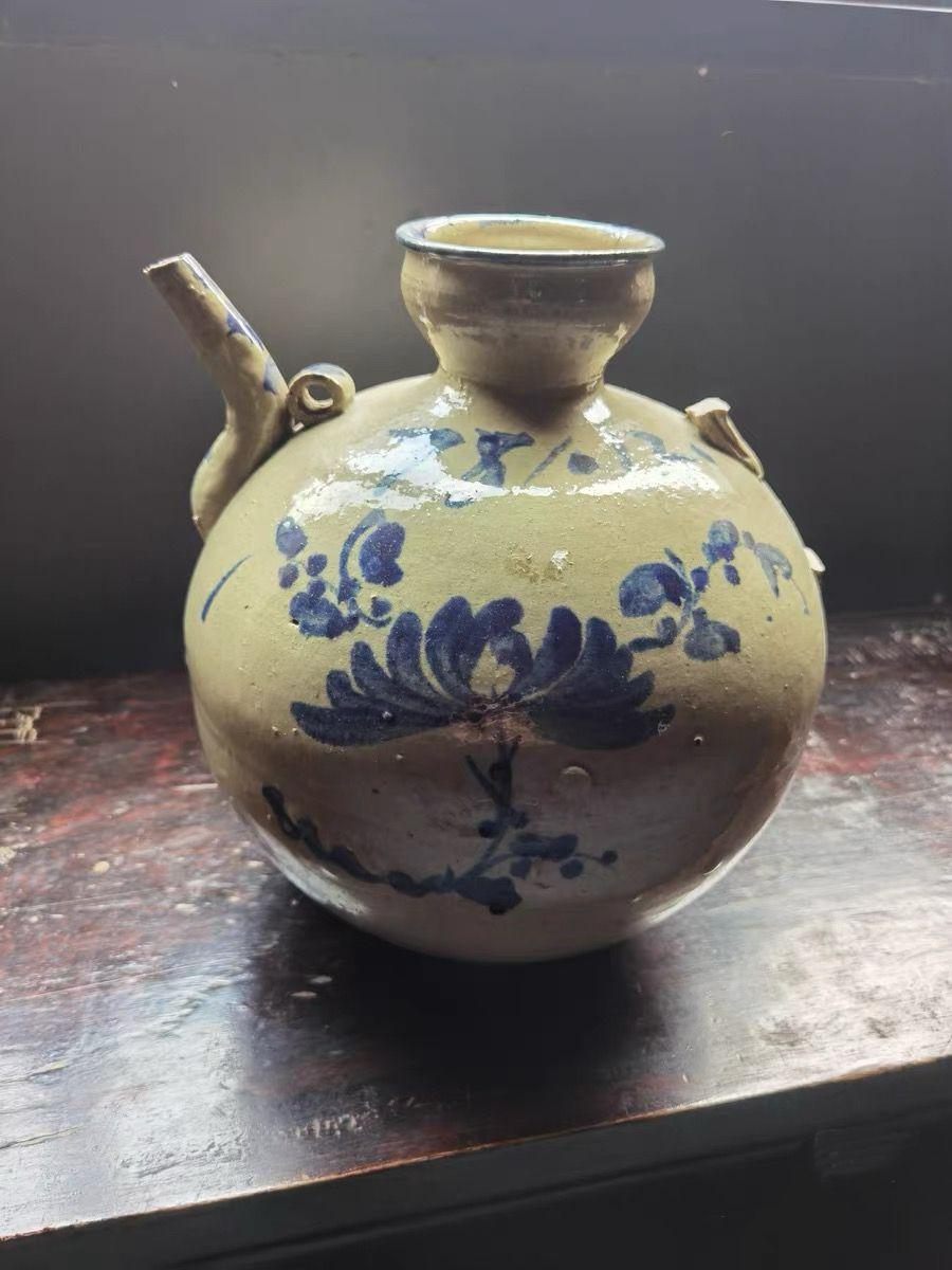 缠枝折耳执壶