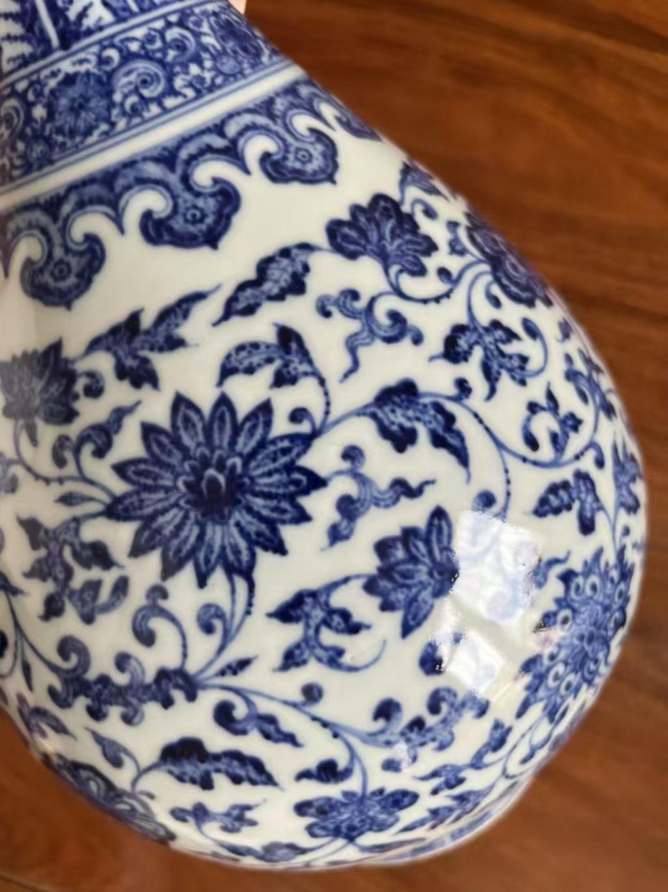 青花缠枝花卉玉壶春瓶