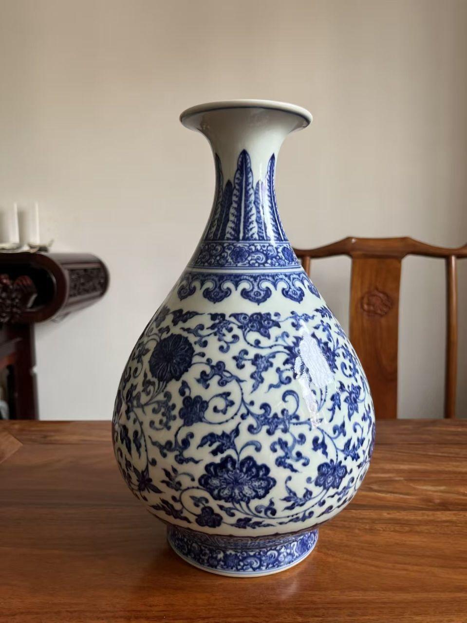 青花缠枝花卉玉壶春瓶
