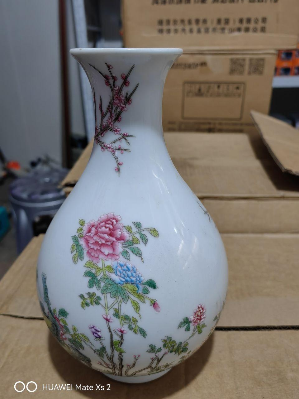 粉彩牡丹花卉瓷瓶