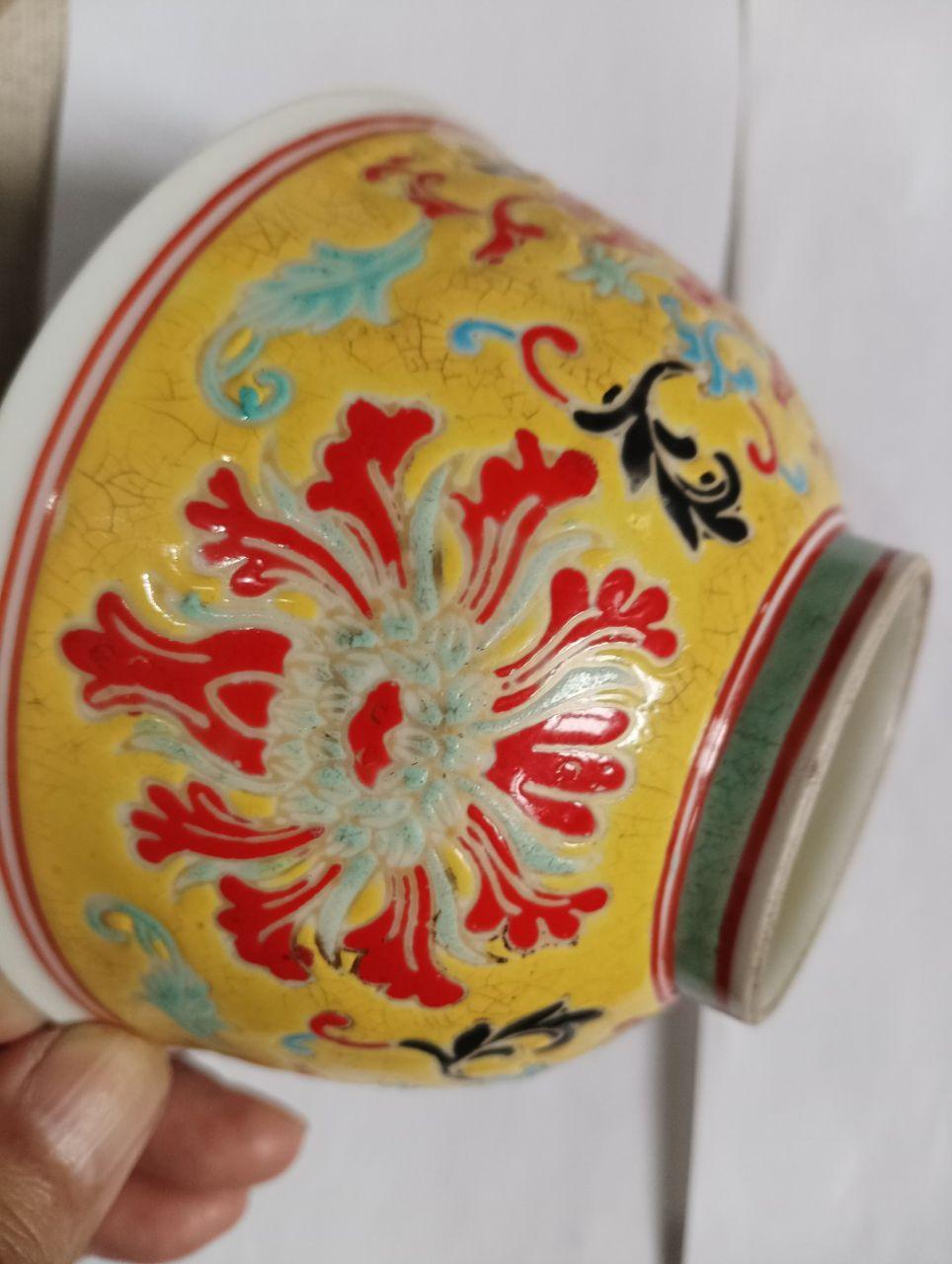 雍正年制黄地珐琅彩花卉纹碗