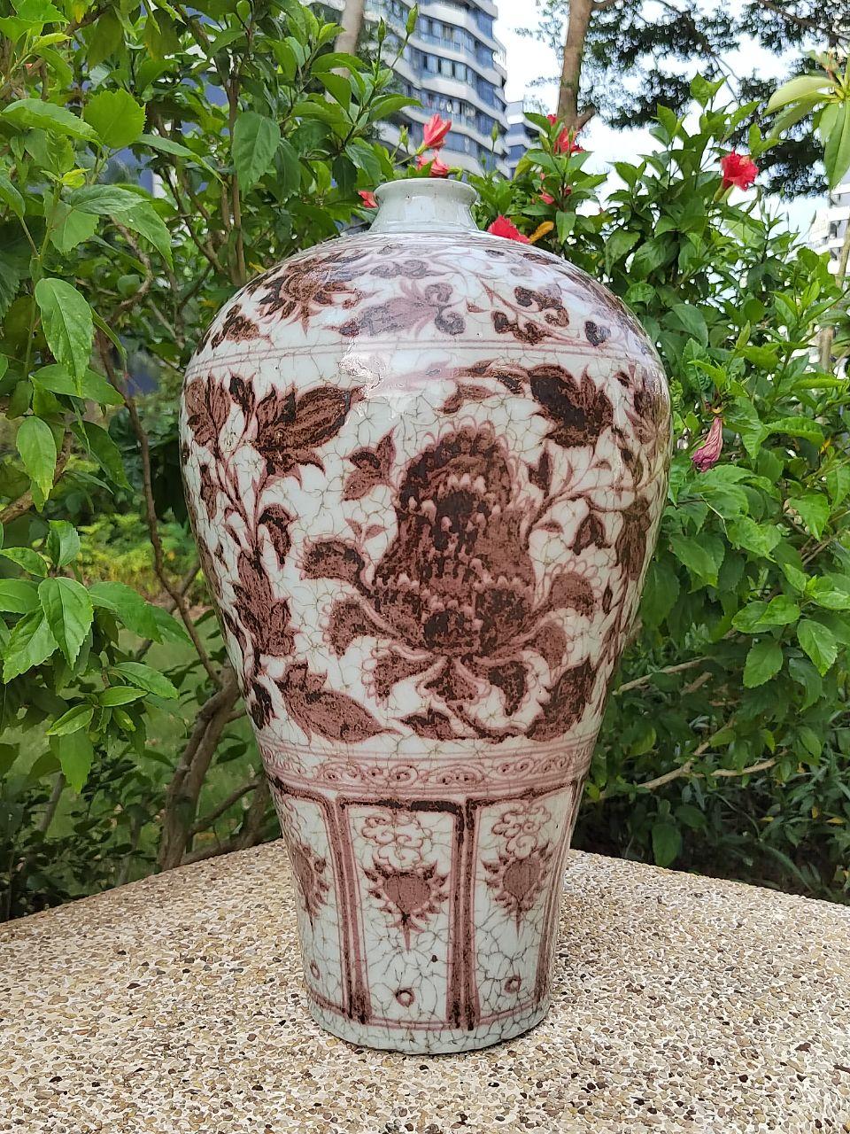 元代釉里红缠枝牡丹纹梅瓶