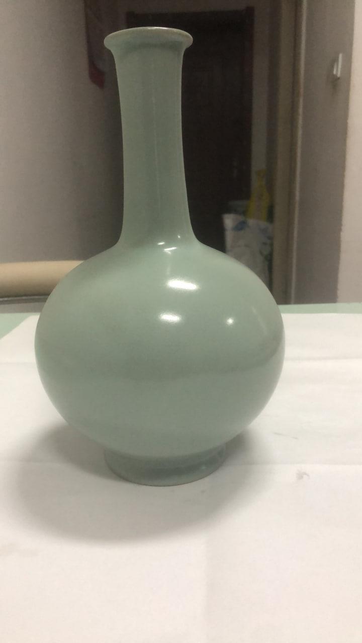 《长颈天球瓶》