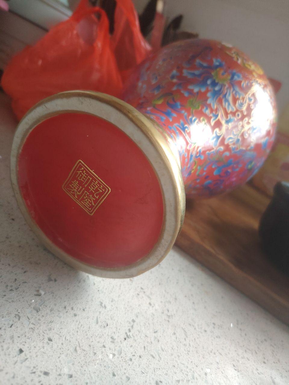 清乾隆御制珐琅彩胭脂红缠枝莲纹梅瓶