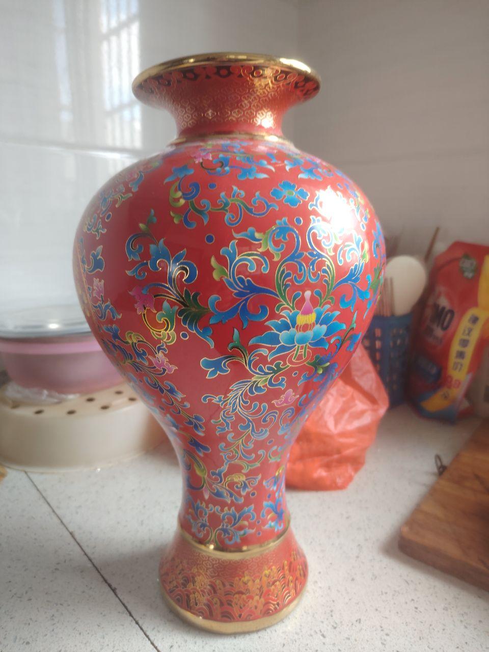 清乾隆御制珐琅彩胭脂红缠枝莲纹梅瓶