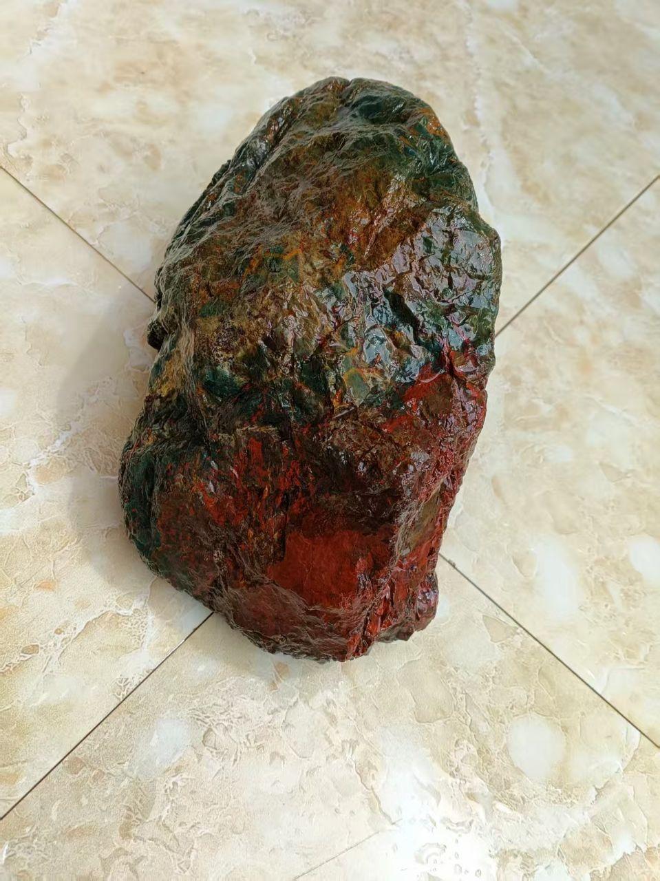 红色树化玉
