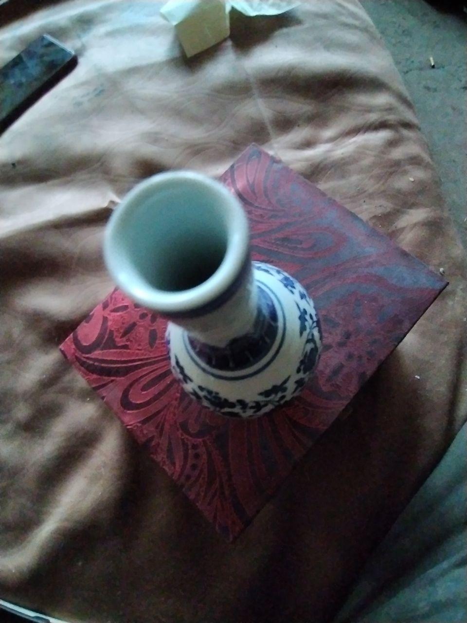 青花缠枝花卉纹胆瓶