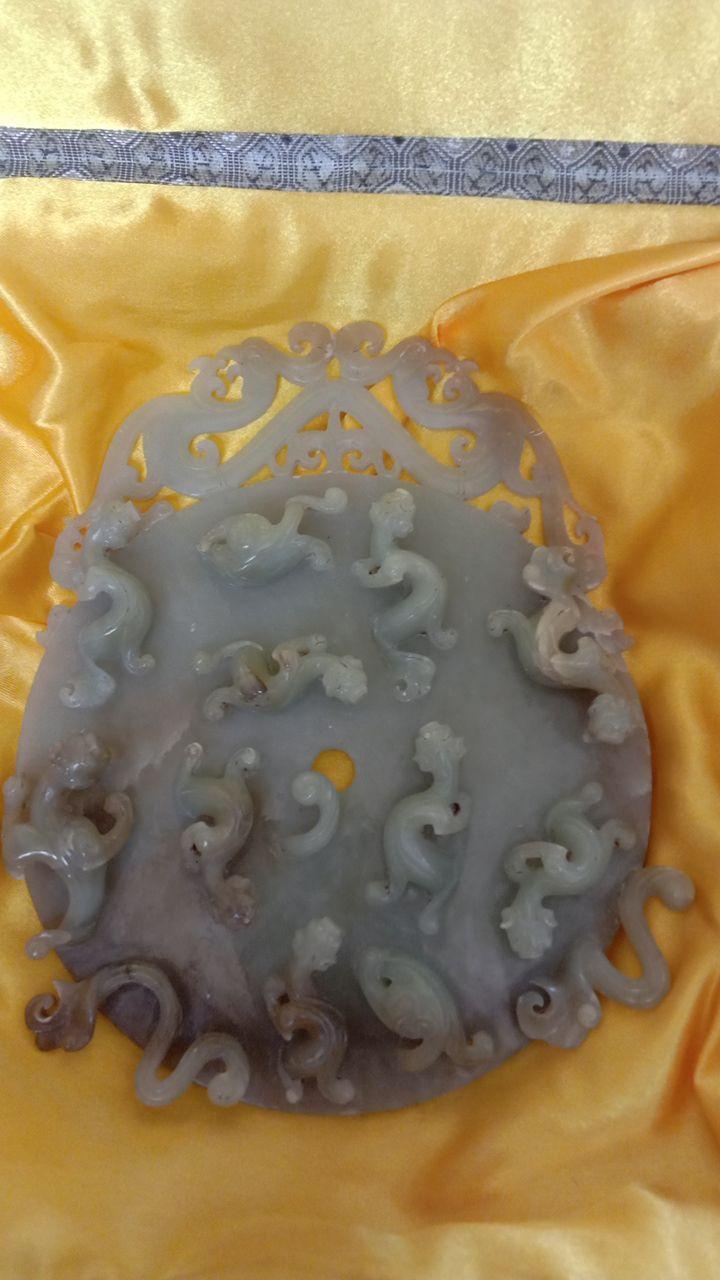 出廓雕赤虎玉