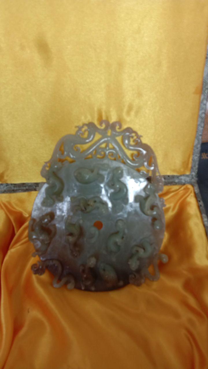 出廓雕赤虎玉