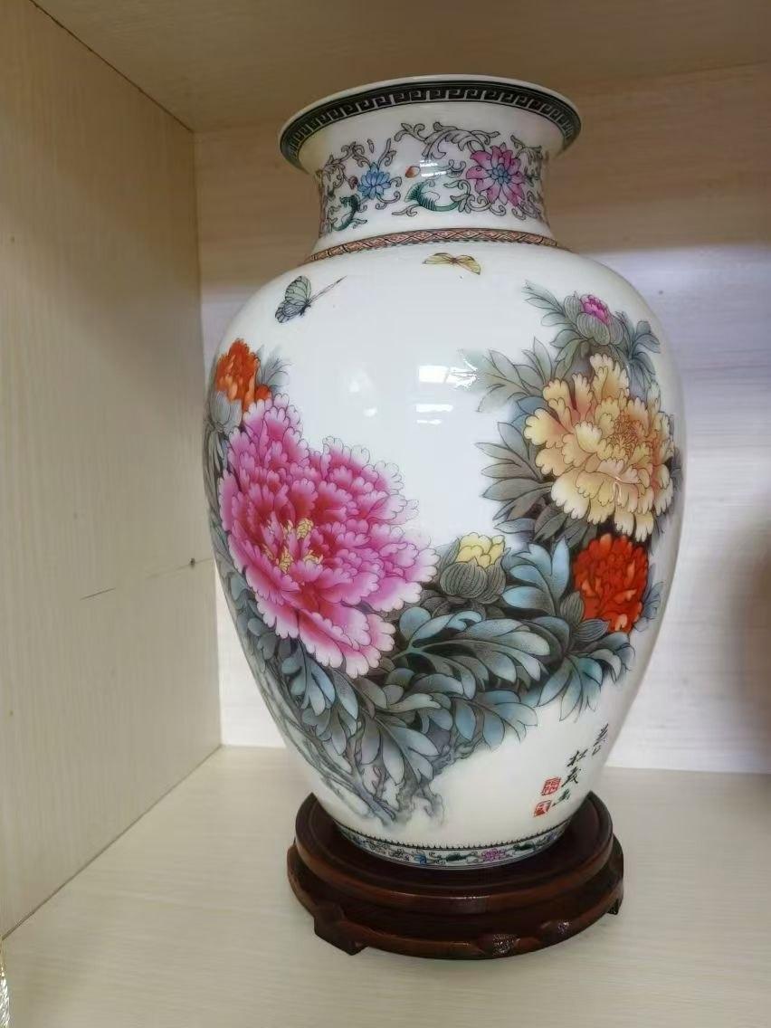 粉彩牡丹花瓶（张松茂）